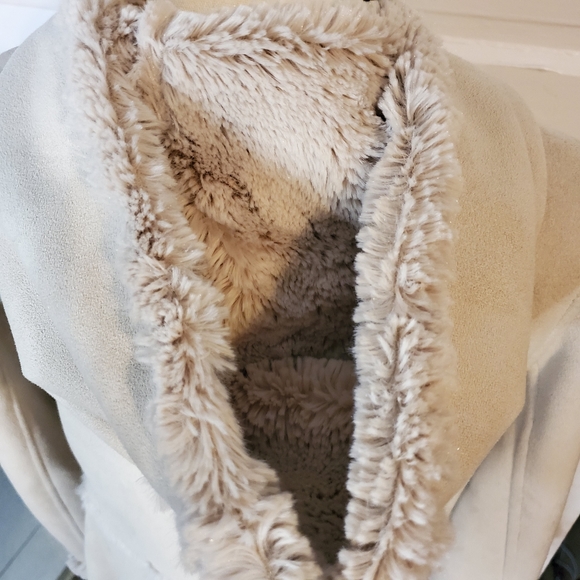 Jones New York Small Suade & Faux Fur Coat. - Picture 9 of 13